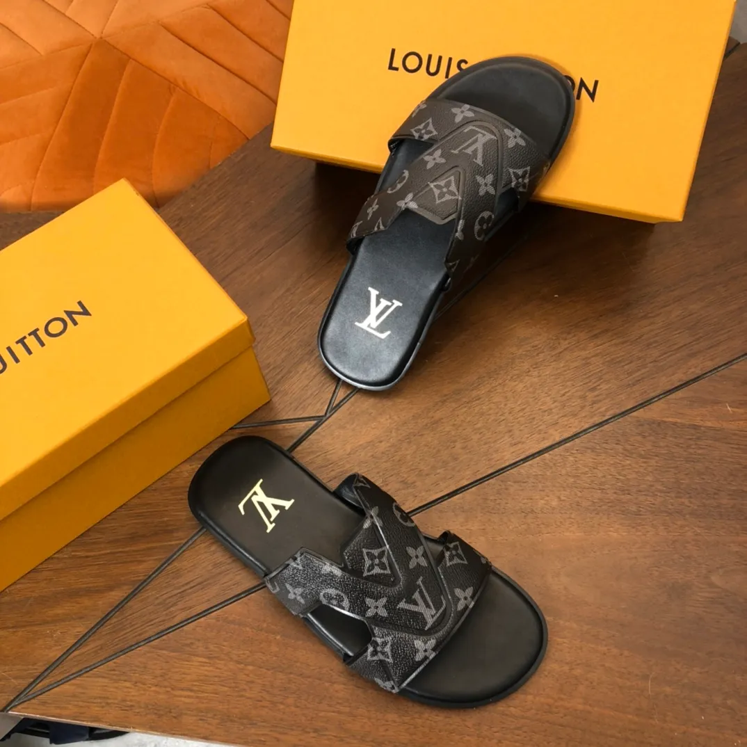 Factory price: 270💰LV counters are selling new brand luxury men's slippers, casual, loose and comfortable. The must-have model in the picture above [Happy][Happy], multiple colors available Size: 38-44, customized 45